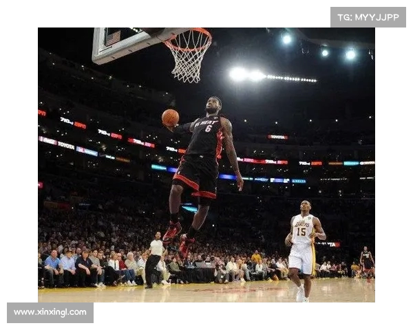 詹姆斯训练惊艳全场!大秀单臂暴扣引发现场轰动(詹姆斯单臂抡扣) 詹姆斯训练惊艳全场!大秀单臂暴扣引发现场轰动(詹姆斯单臂抡扣)